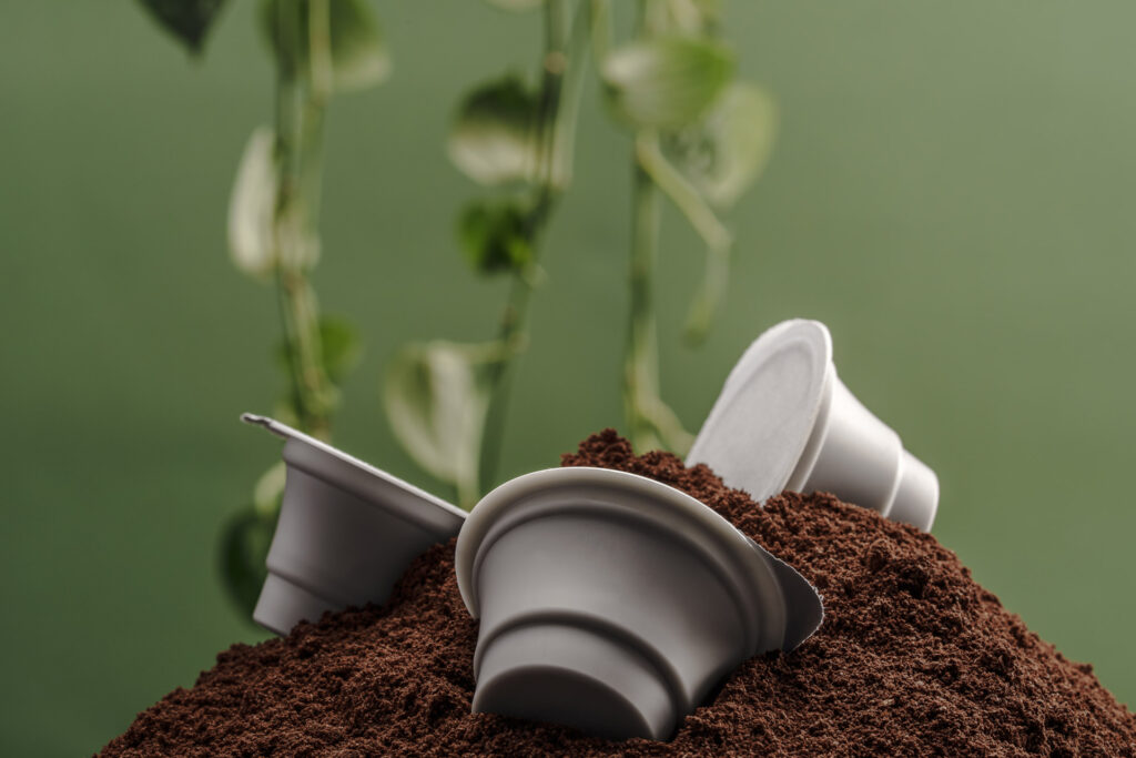 Capsule reciclabile Diva Mokador pe o grămadă de cafea